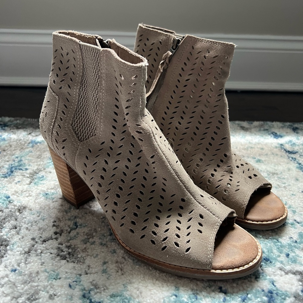 Toms Majorca Women’s Block Heel Booties in Tan 8.5